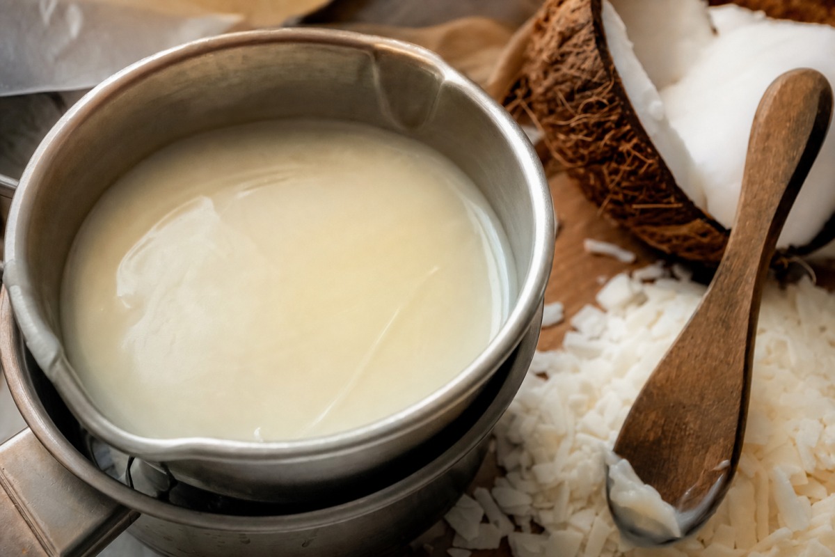 Ceară vegetală cremoasă și densă, cu fulgi de cocos și soia, pregătită pentru turnare