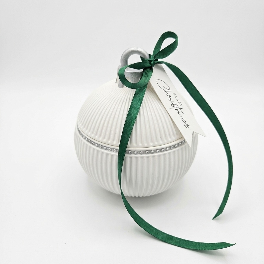 Lumânare Christmas Bauble Elegance - Albă / Aurie / Magia Iernii